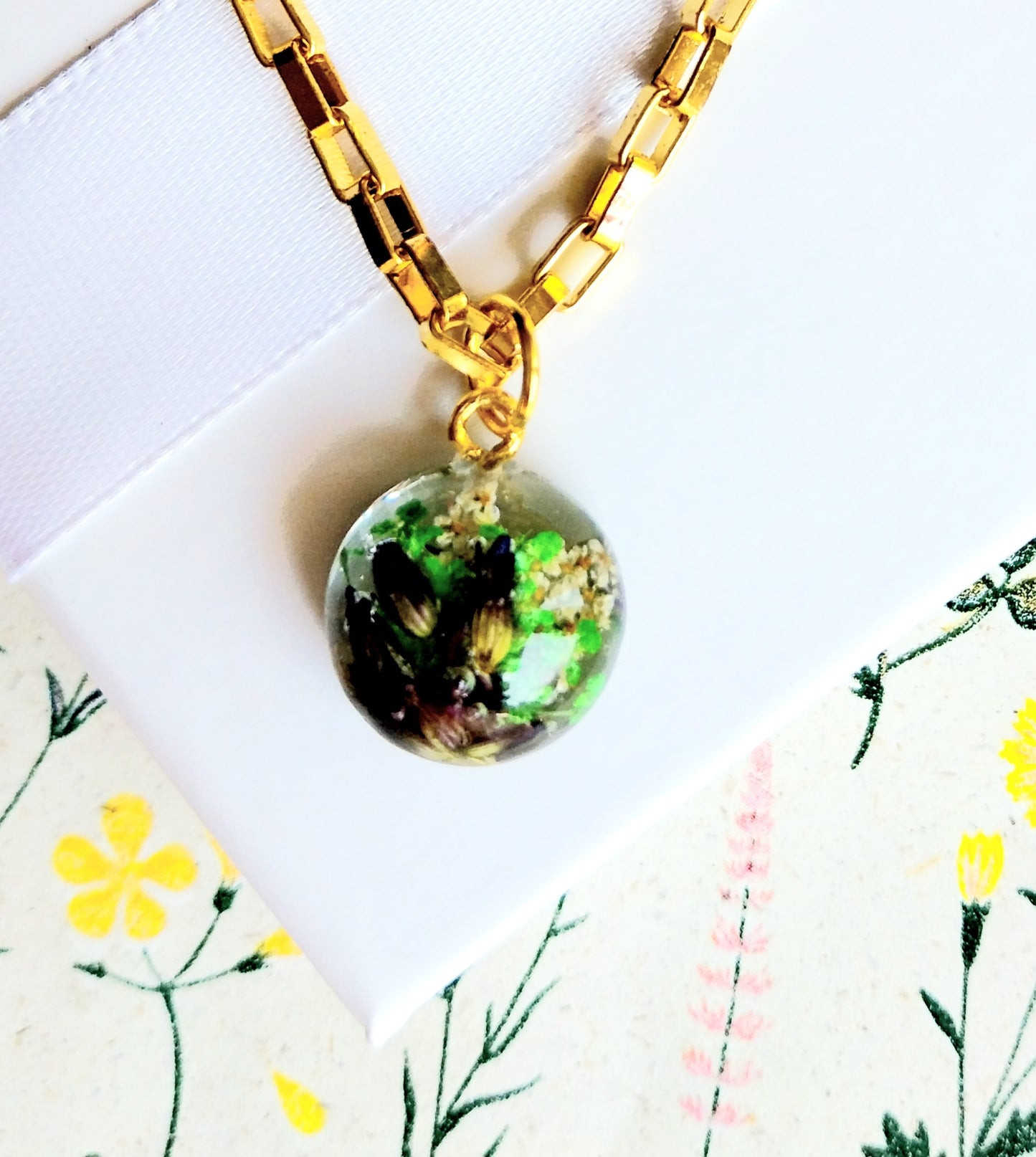 Verižica s cvetom sivke in divjega korena, čipka kraljice Ane