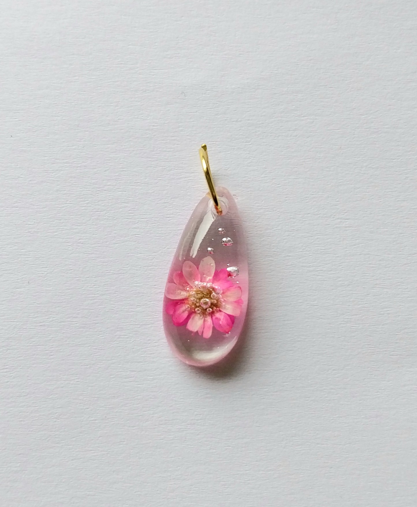 Obesek kapljica s pravim suhim cvetom