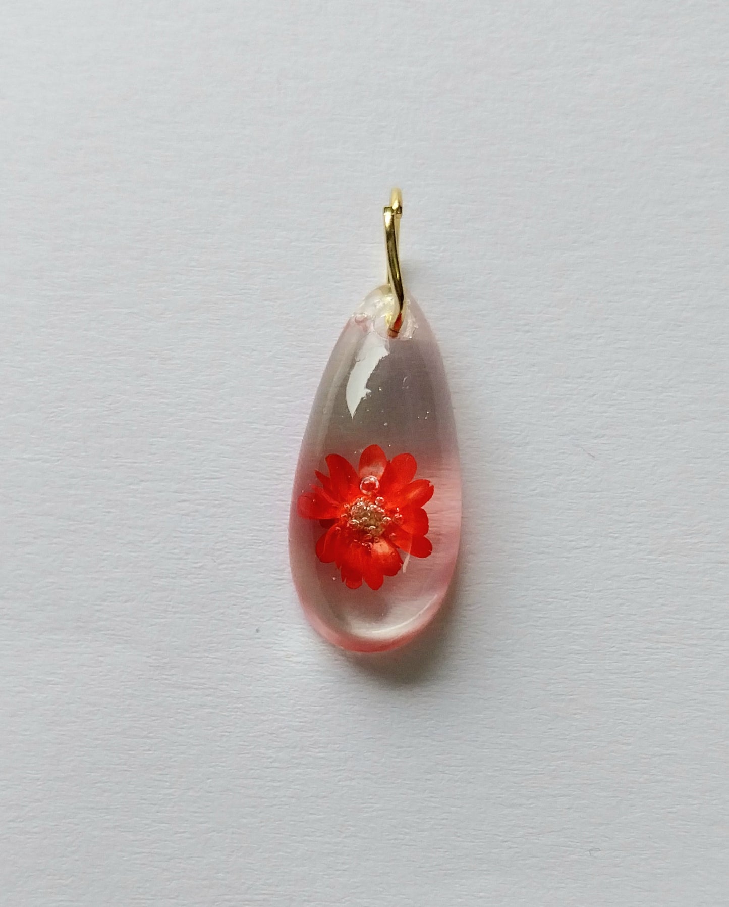 Obesek kapljica s pravim suhim cvetom