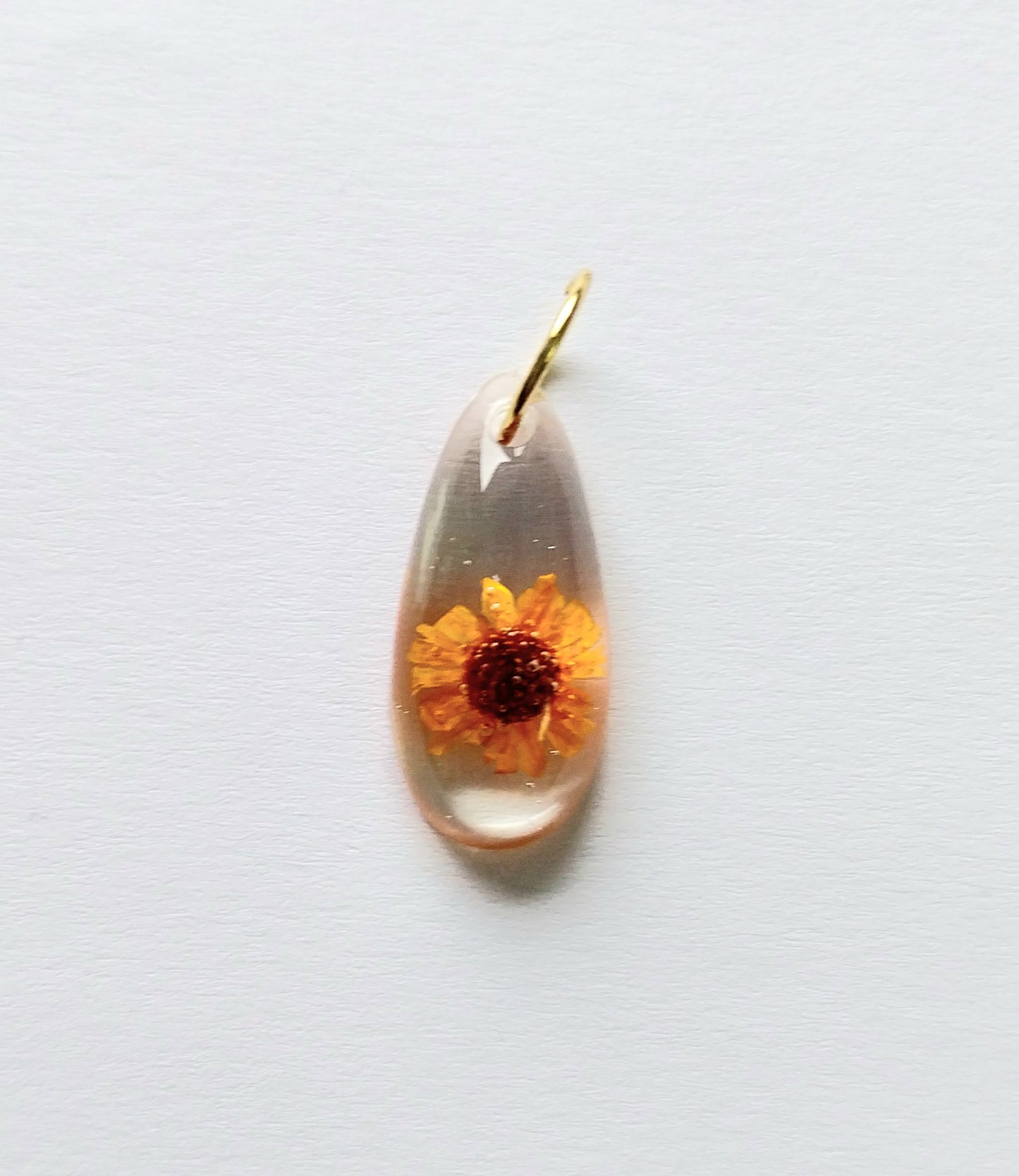 Obesek kapljica s pravim suhim cvetom