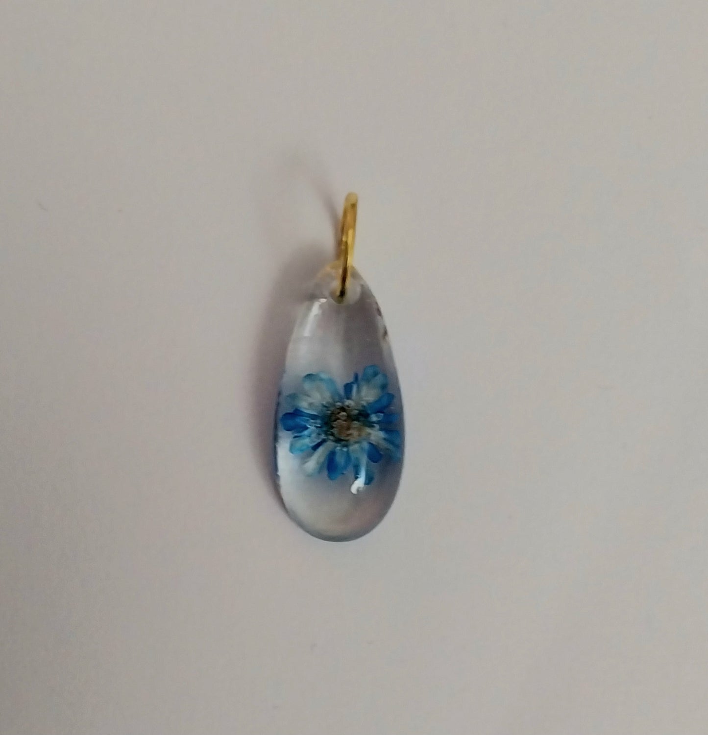 Obesek kapljica s pravim suhim cvetom