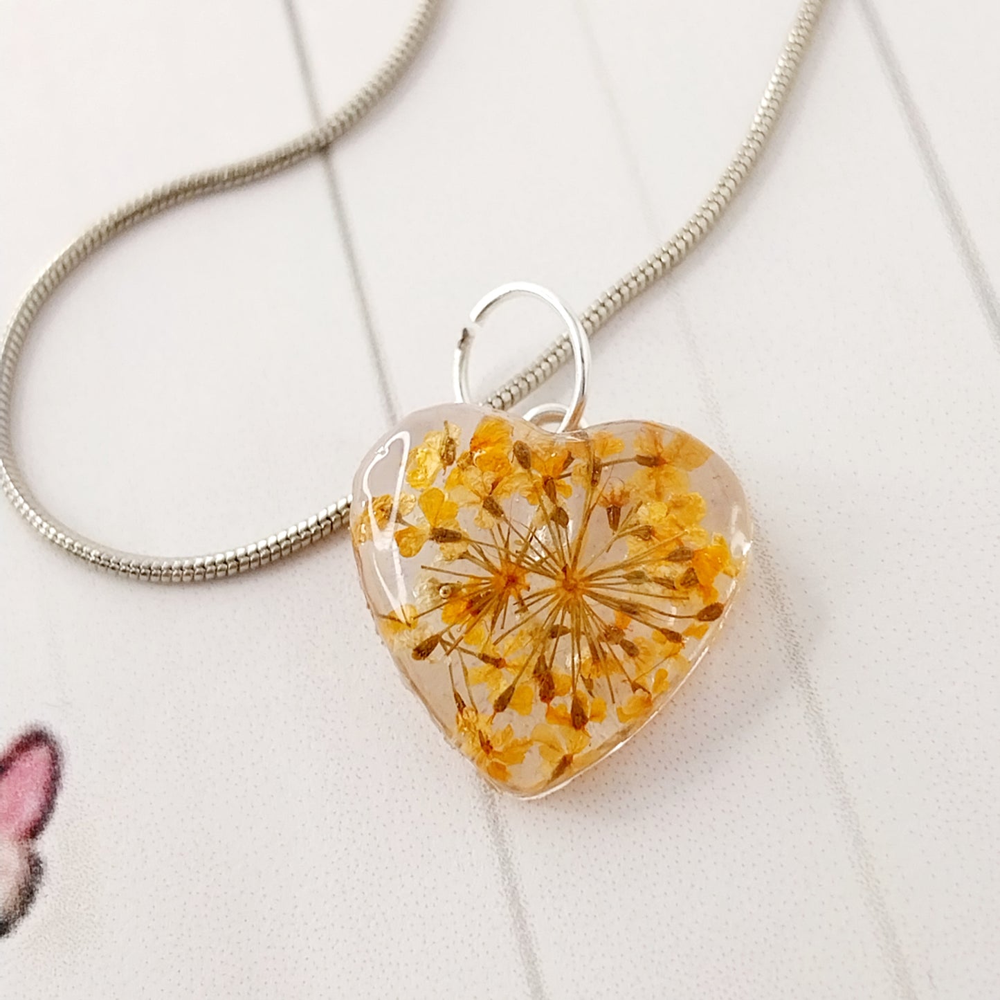 Verižica srce s pravimi cvetovi divjega korenja