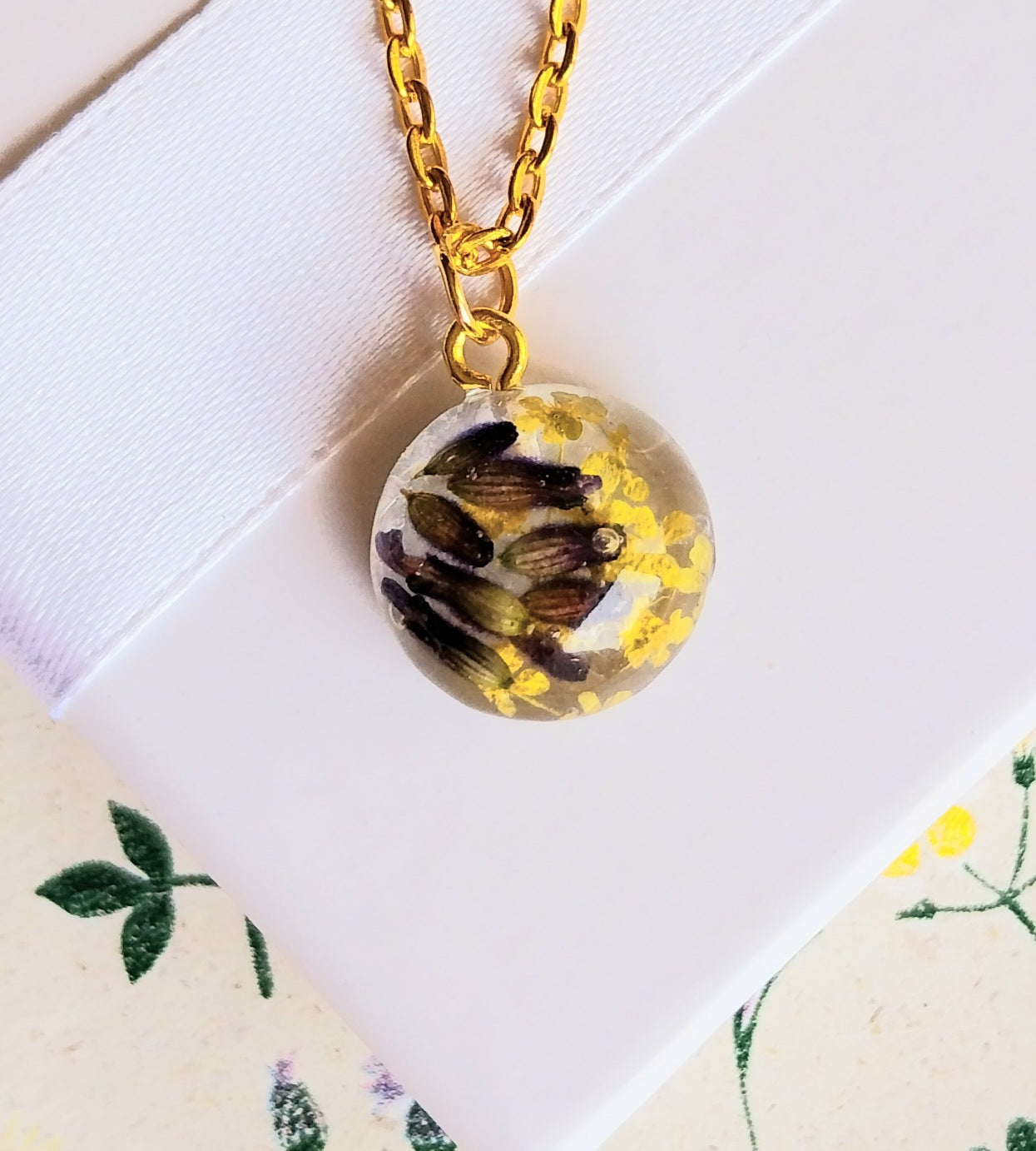 Verižica s cvetom sivke in divjega korena