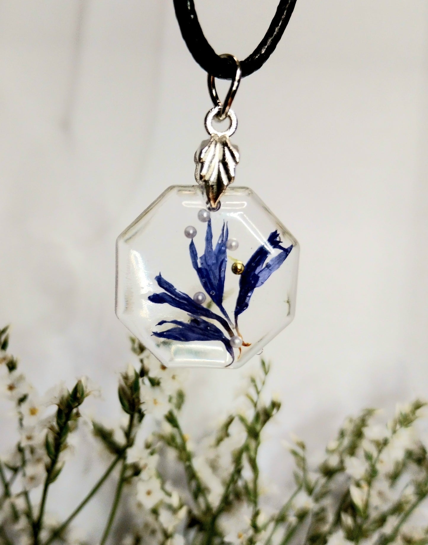 Modra plavica v kristalni epoksi smoli