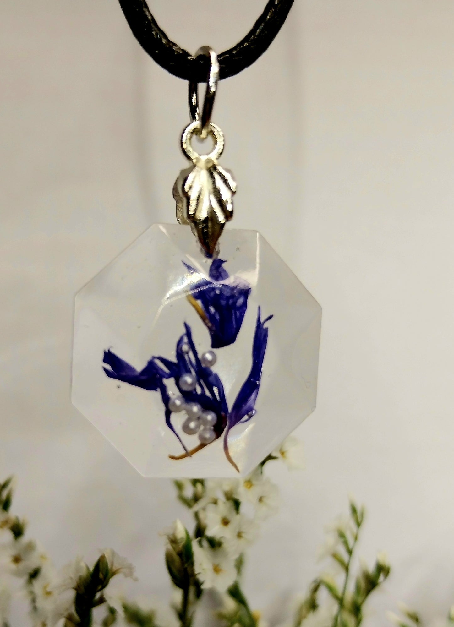 Modra plavica v kristalni epoksi smoli