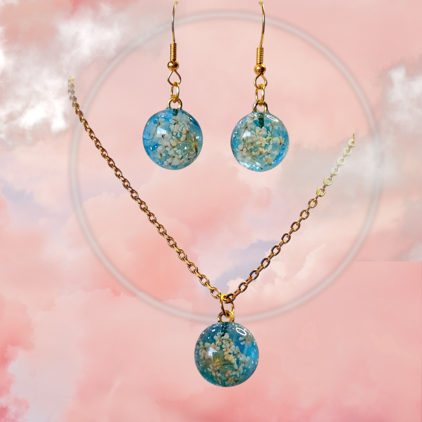 Komplet - viseči uhani in verižica z belim cvetom divjega korena (Daucus carota) – simbol nežnosti, zaščite in ženstvene moči. 🌸✨