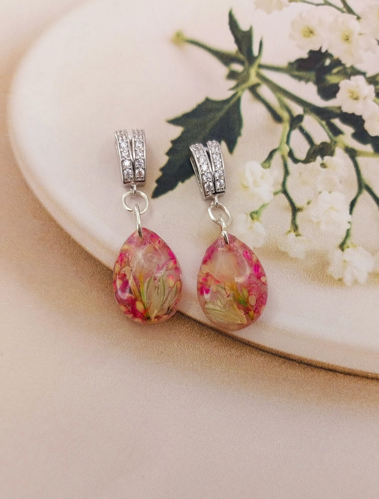 Uhani s cirkoni in cvetovi v kristalni smoli