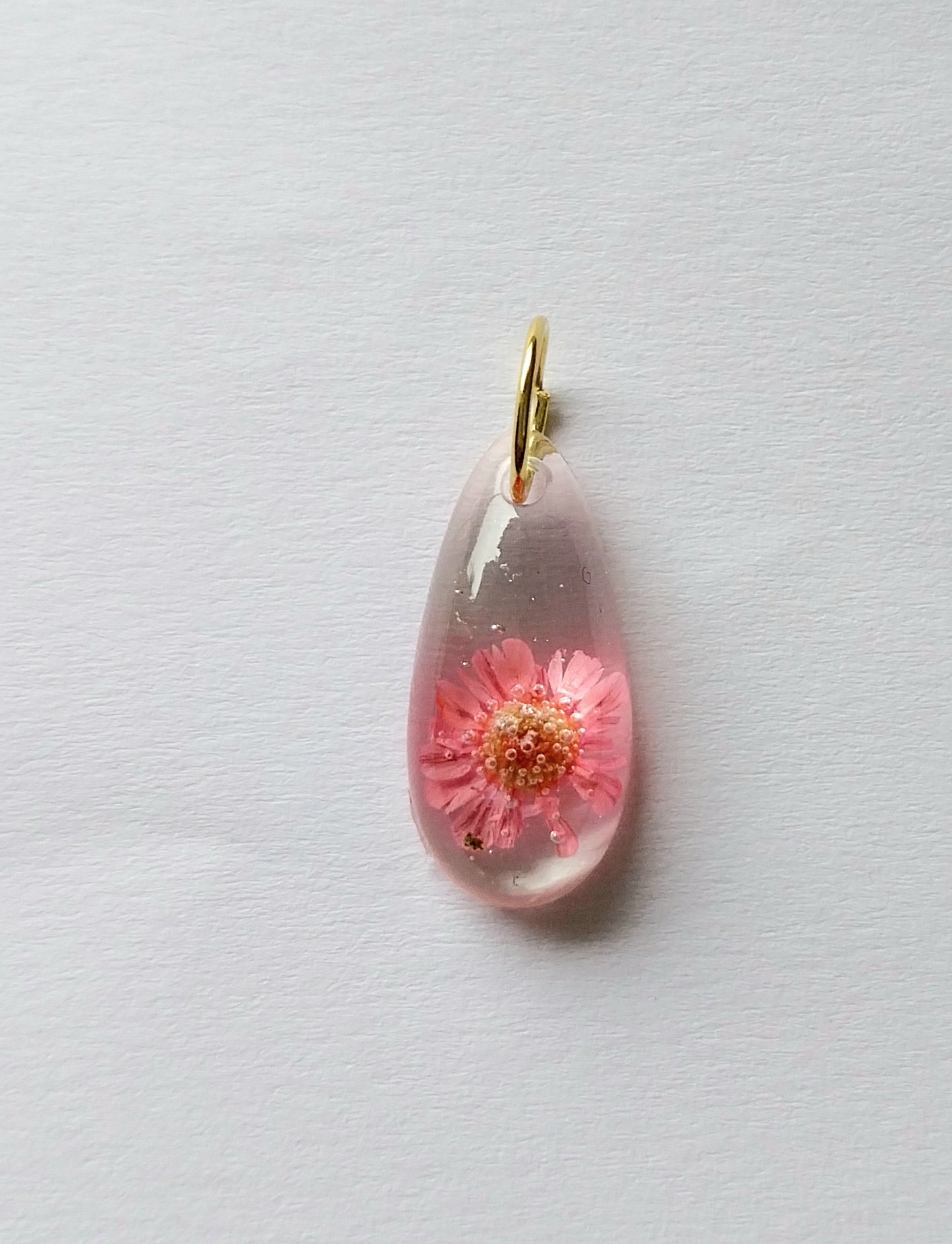 Obesek kapljica s pravim suhim cvetom