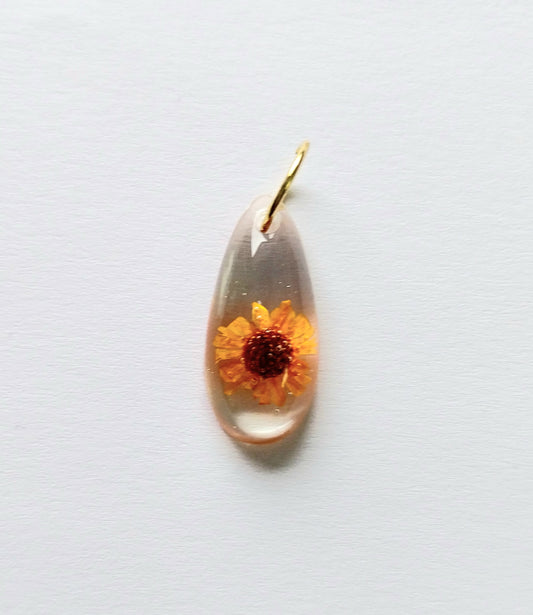 Obesek kapljica s pravim suhim cvetom