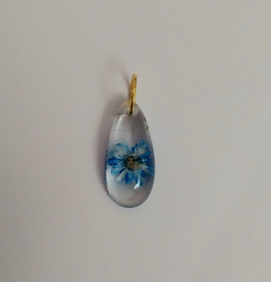 Obesek kapljica s pravim suhim cvetom