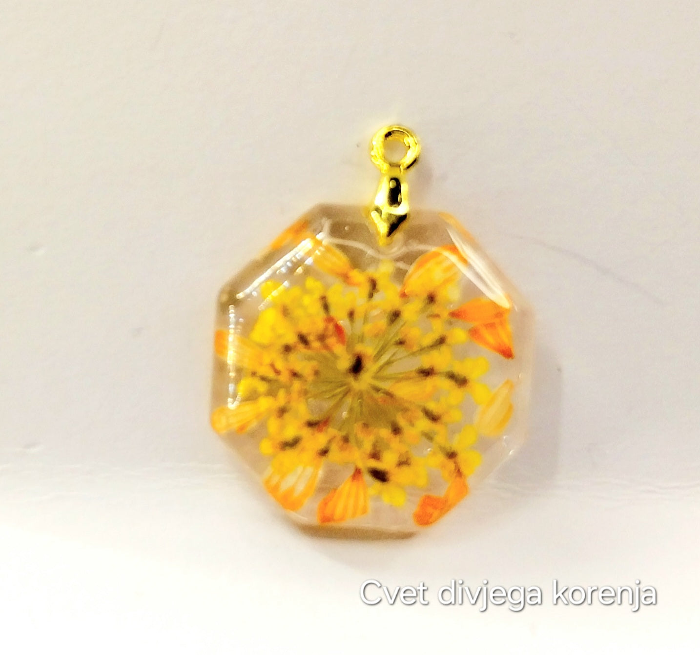 Cvet divjega korena obesek