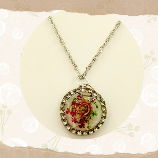 Srebrna verižica s cvetovi divjega korena