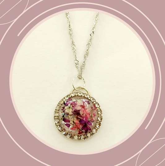 Srebrna verižica s suhimi cvetovi